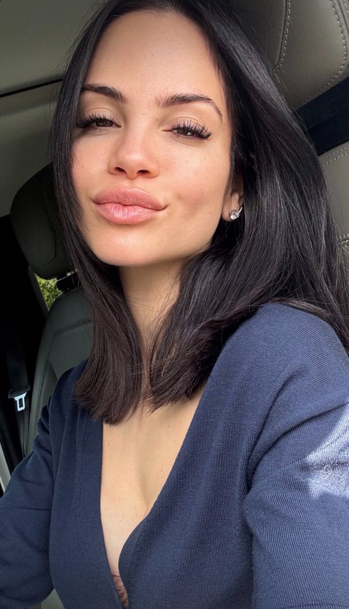 Natti Natasha giving face