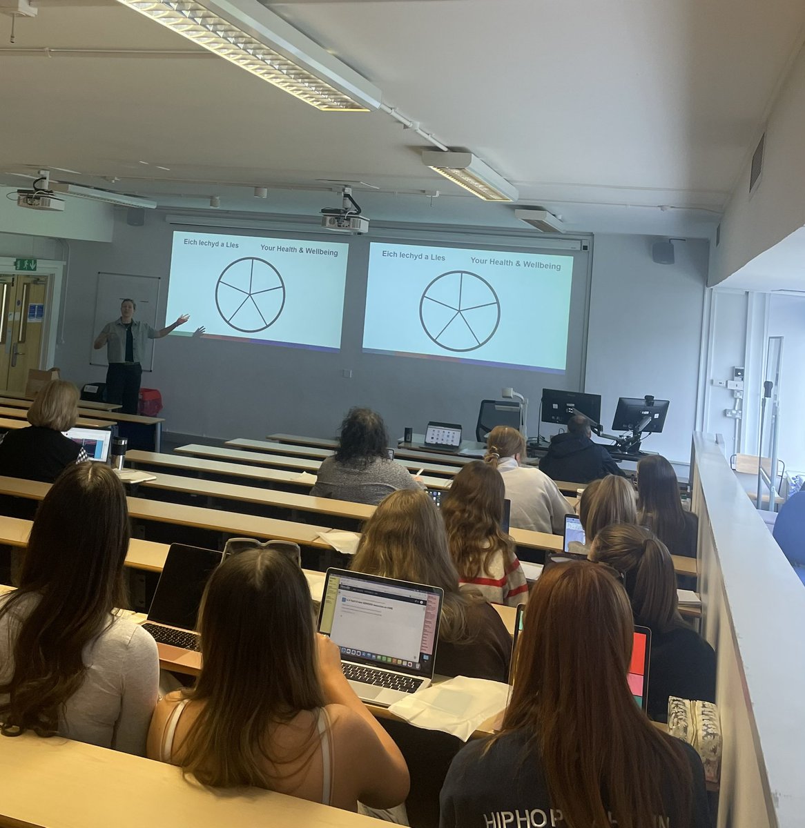 hayes_haf's tweet image. Diolch i ti @DyddguHywel am ddod nôl ato ni heddiw Thank you for returning to @ITEcardiffmet today to talk to our BA primary education and QTS training teachers #prynhawnbuddiolyntreialuadnoddau #exporingnewresources #adnodd  @HwbAddysg_Cymru
