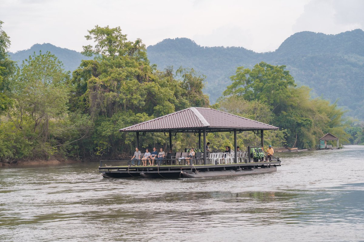 #แพหรู ริมเขื่อน #กาญจนบุรี ห้องสวย มี 2 ชั้น รองรับถึง 6 คน ด้านนอกมีอ่างจากุชชี่ให้แช่ฟิน ๆ 🫶🏻🏞️ ราคาเริ่มต้น 6 แบงค์เทา (รวมอาหารเช้า + ไวน์ฟรี 1 ขวด) และมีไวน์ กิจกรรมล่องแพเปียกให้เล่นฟรีด้วย 🥰 #พาไปหน่อย #ที่พักกาญจนบุรี <a href="/Review_Thailand/">รีวิวไทยเเลนด์</a> <a href="/ReviewTourThai/">#รีวิวทั่วไทย - เที่ยวไทยแบบฮิปๆ</a>