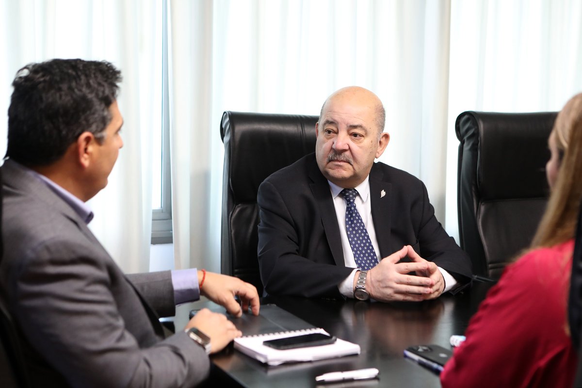 Fernando Tauber (@tauberfernando) on Twitter photo Con el objetivo de seguir profundizando nuestro modelo de bienestar estudiantil y la recuperación de la red ferroviaria en nuestra región, nos reunimos con el ministro de <a href="/TransportePBA/">Ministerio de Transporte</a> <a href="/MartinMarinucci/">Martín Marinucci</a> para avanzar en la extensión del #TrenUniversitario hasta Los Hornos 🚉
<a href="/unlp/">UNLP</a> Con el objetivo de seguir profundizando nuestro modelo de bienestar estudiantil y la recuperación de la red ferroviaria en nuestra región, nos reunimos con el ministro de <a href="/TransportePBA/">Ministerio de Transporte</a> <a href="/MartinMarinucci/">Martín Marinucci</a> para avanzar en la extensión del #TrenUniversitario hasta Los Hornos 🚉
<a href="/unlp/">UNLP</a>