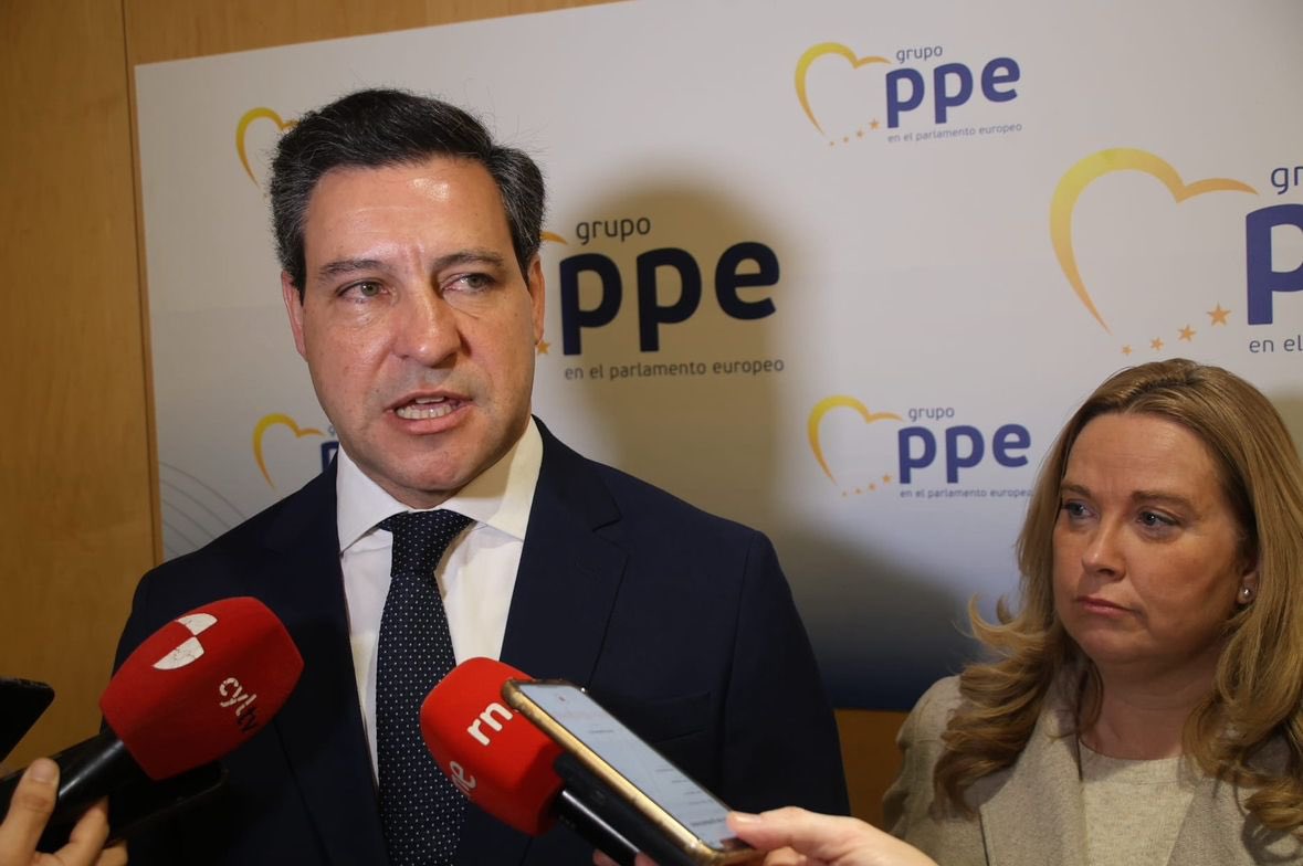 PP Burgos (@popularesburgos) on Twitter photo Nuestro europarlamentario <a href="/raulhoz/">Raúl de la Hoz Quintano</a> acompañado de la alcaldesa <a href="/cris_ayala_/">Cristina Ayala</a> y miembros de <a href="/popularesburgos/">PP Burgos</a> ha mantenido un encuentro empresarial en #Burgos
Desde <a href="/PPE_ES/">PPE ES</a> explicando propuestas para ayudar ante los retos y desafíos a los que se enfrenta la industria burgalesa Nuestro europarlamentario <a href="/raulhoz/">Raúl de la Hoz Quintano</a> acompañado de la alcaldesa <a href="/cris_ayala_/">Cristina Ayala</a> y miembros de <a href="/popularesburgos/">PP Burgos</a> ha mantenido un encuentro empresarial en #Burgos
Desde <a href="/PPE_ES/">PPE ES</a> explicando propuestas para ayudar ante los retos y desafíos a los que se enfrenta la industria burgalesa