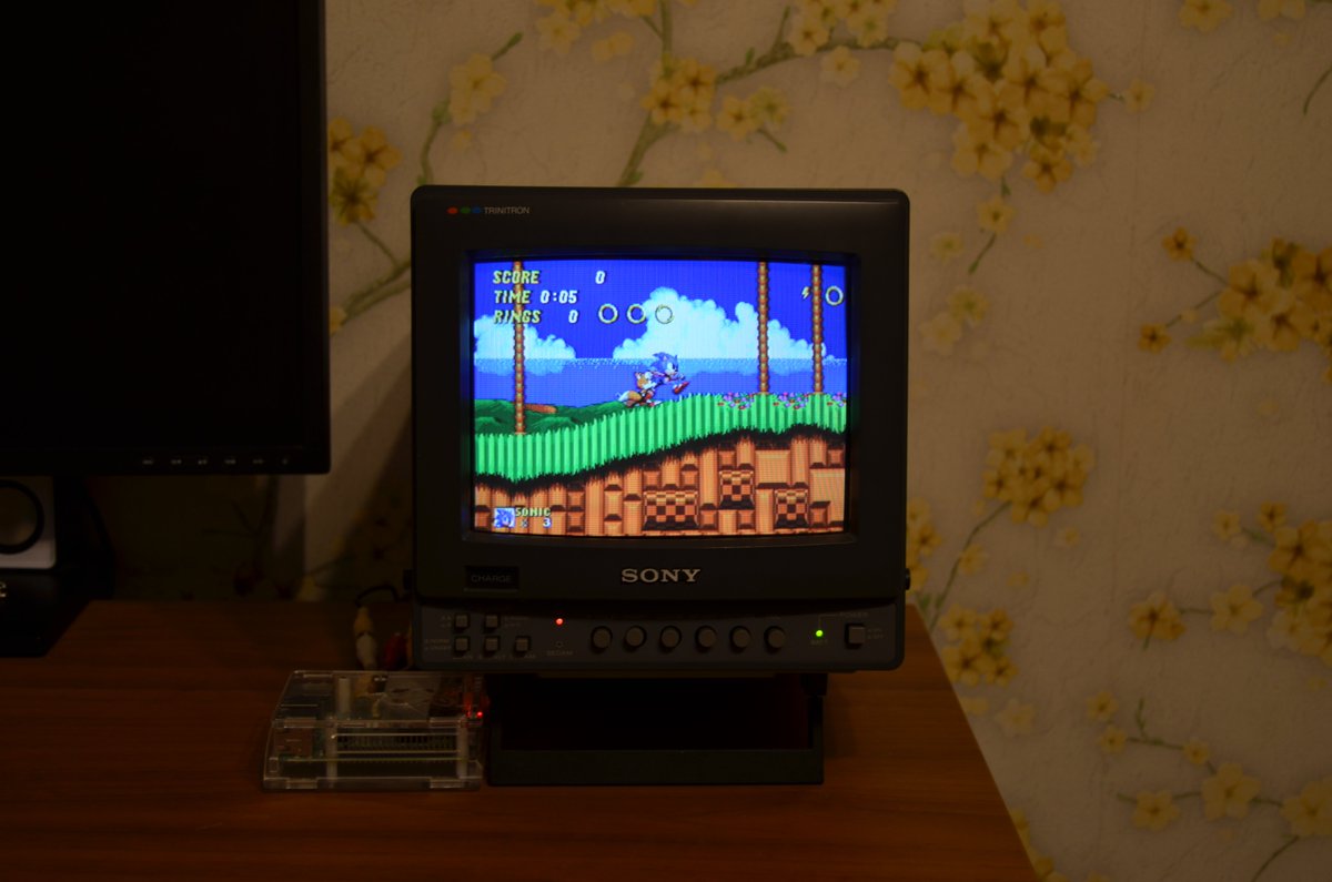 vgvillage37's tweet photo. Благодаря режиму PAL60 даже съемка на фотоаппарат получается чистой, камера вообще не воспринимает "мерцания" экрана! Я доволен тем, как получилось достичь максимально качественной и аутентичной картинки, и это всего лишь композитное видео! #SonyPVM #RaspberryPi #Retro https://t.co/Xobo6OlsRb