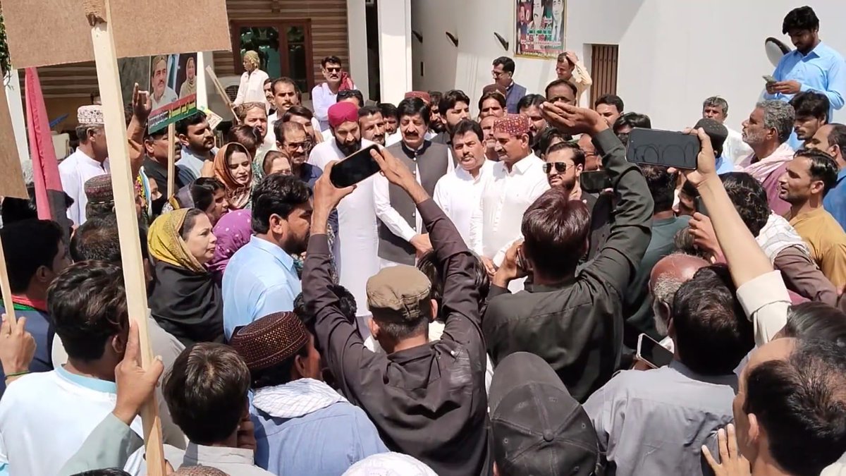 Nawab Ali Wassan PPP (@nawabwassanppp) on Twitter photo 4April
(نواب علی وسان کی قیادت میں قافلہ رواں دواں)
پاکستان پیپلز پارٹی کے سابق ایم این اے و ضلع خیرپور کے صدر نواب علی وسان کی قیادت میں شہید ذوالفقار علی بھٹو کی 46 ویں برسی کے موقع پر سینکڑوں گاڑیوں پر مشتمل ہزاروں جیالوں کا قافلا گڑھی خدا بخش بھٹو روان دوان
<a href="/NawabAliWassan/">Nawab Ali Wassan</a> 4April
(نواب علی وسان کی قیادت میں قافلہ رواں دواں)
پاکستان پیپلز پارٹی کے سابق ایم این اے و ضلع خیرپور کے صدر نواب علی وسان کی قیادت میں شہید ذوالفقار علی بھٹو کی 46 ویں برسی کے موقع پر سینکڑوں گاڑیوں پر مشتمل ہزاروں جیالوں کا قافلا گڑھی خدا بخش بھٹو روان دوان
<a href="/NawabAliWassan/">Nawab Ali Wassan</a>