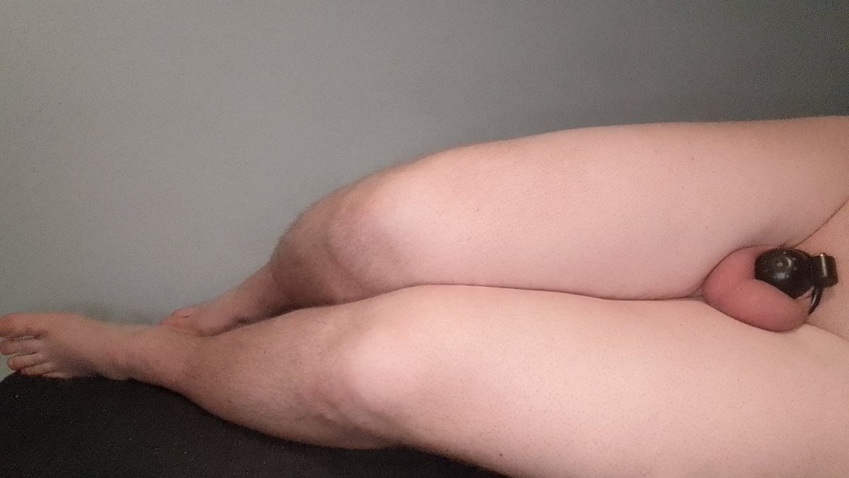 Samurai65843290's tweet photo. Locked up, desperate, and no chance of relief.
Helplessness has never felt this intense. How much longer? 🔒🥺

 Does anyone here have a foot fetish? 😏

#chastity #denied #submissive #femboy #locked #ache #kinky #frustrated #footfetish https://t.co/UqP3RC30xq