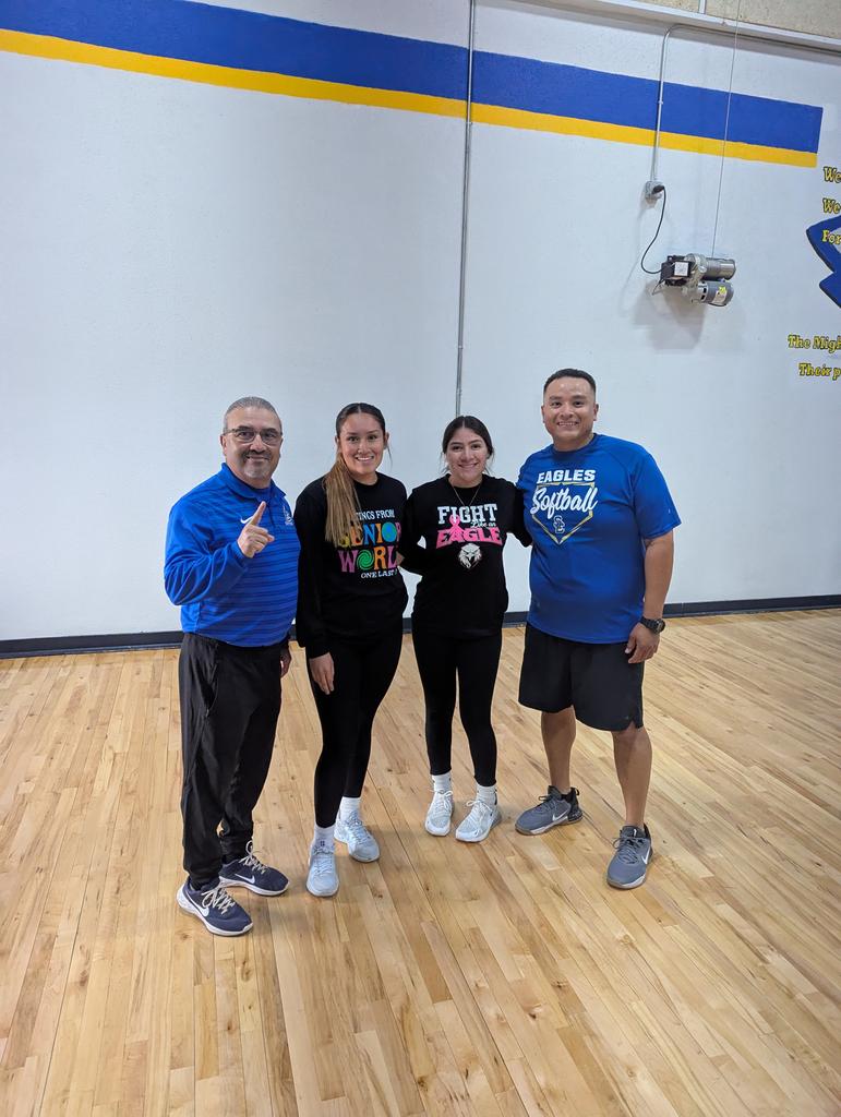 A_GonzalezSEHS's tweet image. We got to enjoy a game of kickball today with some softball seniors! 

#BringIt