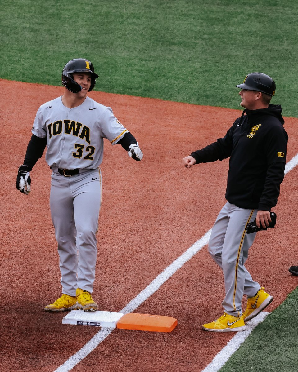 🤜🤛

#Hawkeyes add five runs on four hits!

M2 | Iowa 5, Northwestern 0