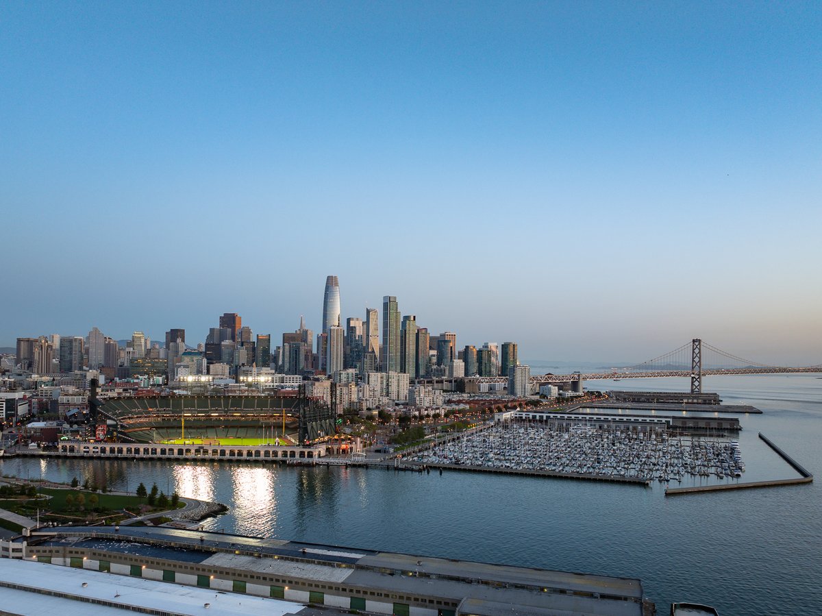 Sunrise over Oracle Park on this historic #OpeningDay. The <a href="/SFGiants/">SFGiants</a> are back on the waterfront, and we’re celebrating 25 years of baseball at this iconic ballpark. Go Giants! ⚾