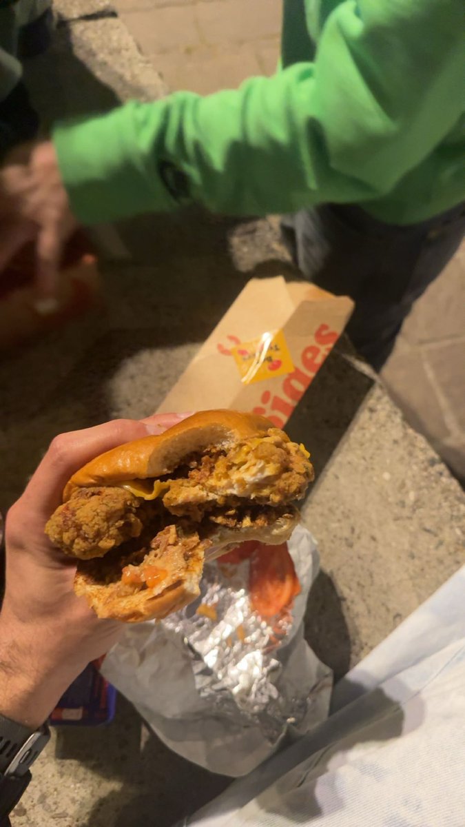 loris_cstl's tweet photo. je peux le dire 
je pleure sur le poulet @ThePepeChicken https://t.co/76KQkApWzM