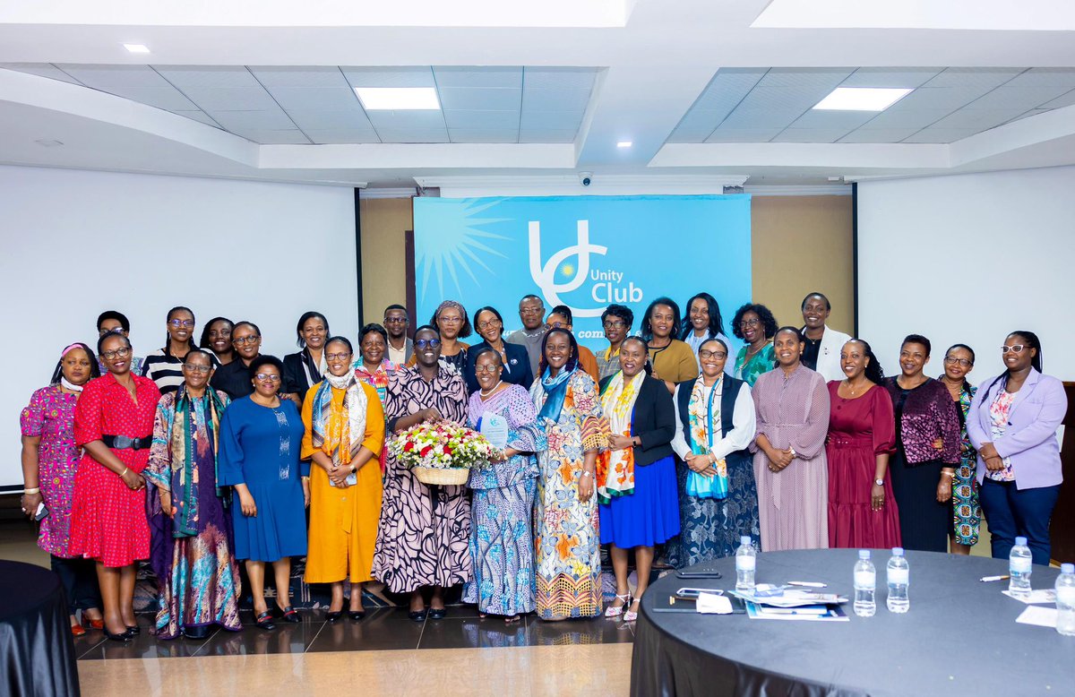 UnityClubRw's tweet image. Mu ijambo rye, @RegineIyamurem1 ubwo yashimiraga @FirstLadyRwanda wamugiriye icyizere cyo kuba Umunyabanga Nshingwabikorwa wa Unity Club mu gihe cy’imyaka 20,ndetse n’abanyamuryango ba Unity Club, yagize ati: “Ntwararumuri simbasize ndi umusangwa, nkanabasezera nk’umusangwa…