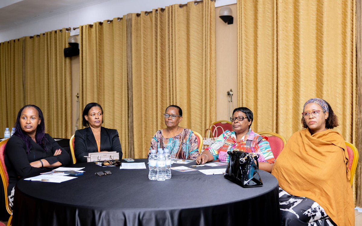 UnityClubRw's tweet image. Mu ijambo rye, @RegineIyamurem1 ubwo yashimiraga @FirstLadyRwanda wamugiriye icyizere cyo kuba Umunyabanga Nshingwabikorwa wa Unity Club mu gihe cy’imyaka 20,ndetse n’abanyamuryango ba Unity Club, yagize ati: “Ntwararumuri simbasize ndi umusangwa, nkanabasezera nk’umusangwa…