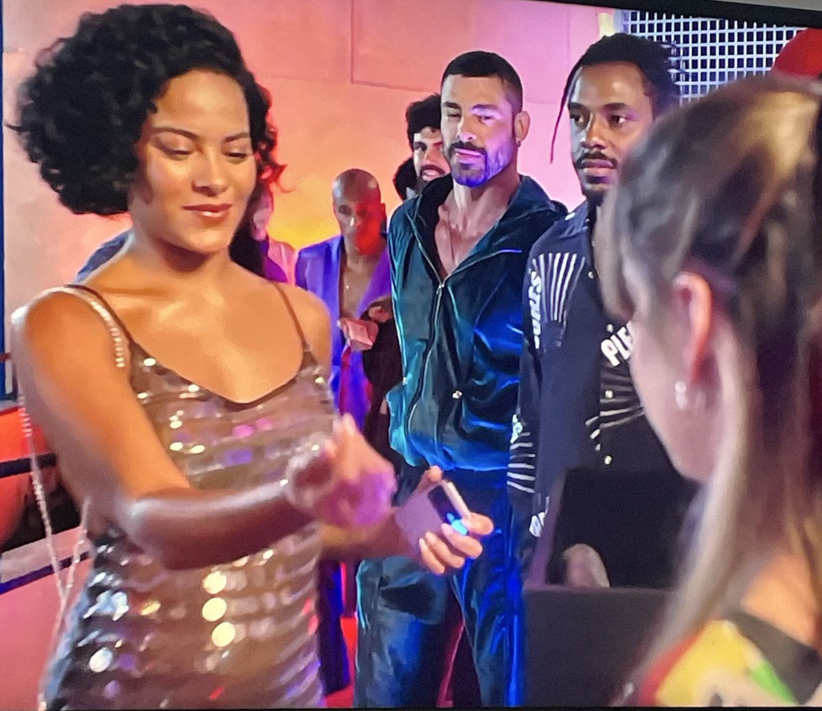 nattyshaa's tweet photo. Kkkk O César Ribeiro na fila da derrota!!! Maria de Fátima se achando! Adoooroooo!!! #valetudo #tomorrowlab https://t.co/XJj7Trln3y