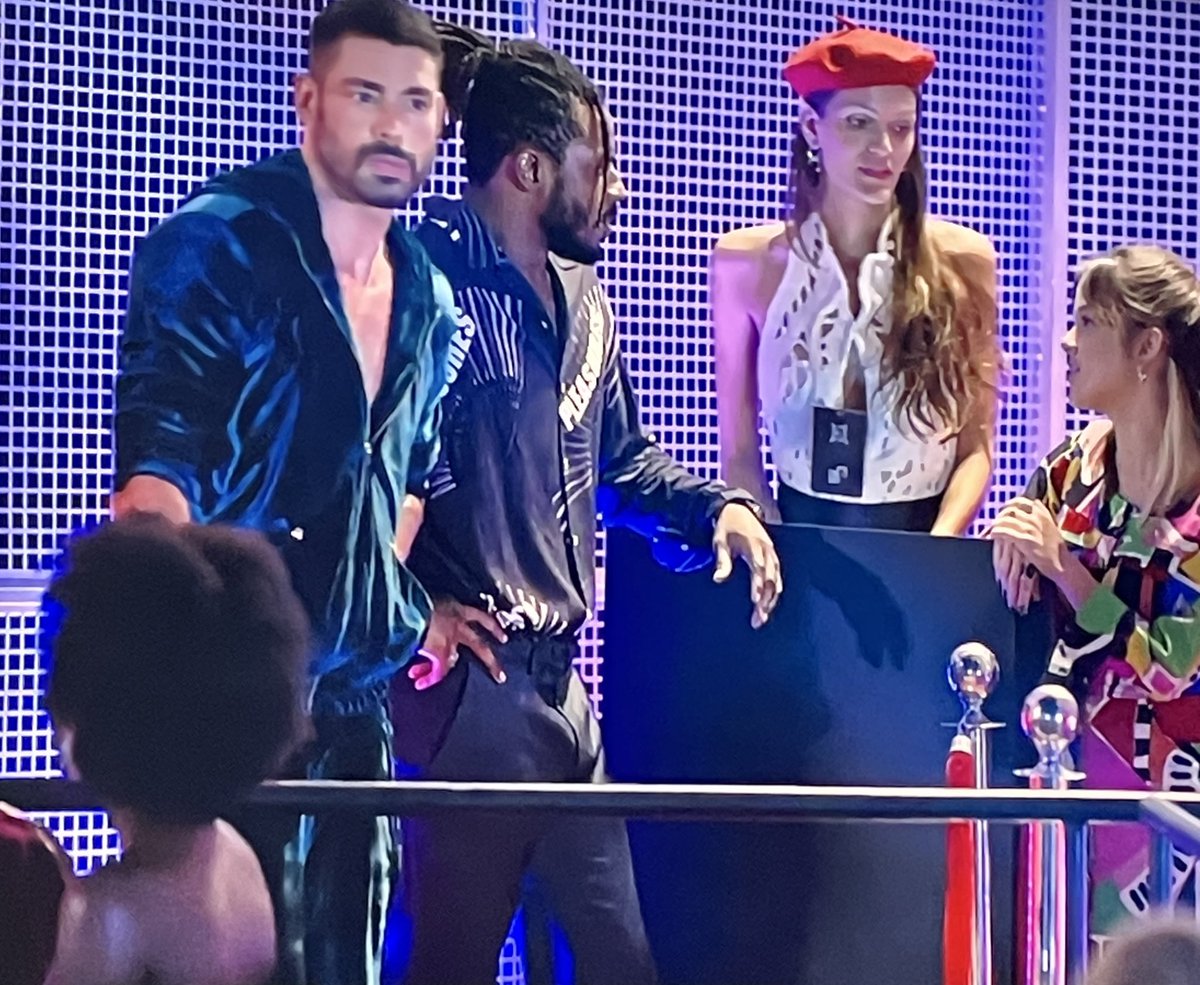 nattyshaa's tweet photo. Kkkk O César Ribeiro na fila da derrota!!! Maria de Fátima se achando! Adoooroooo!!! #valetudo #tomorrowlab https://t.co/XJj7Trln3y
