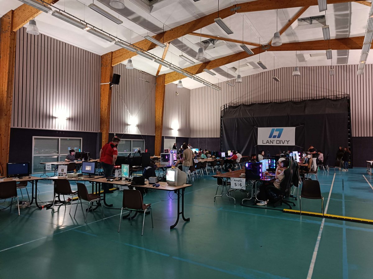 LAN_Divy's tweet image. La LAN'Divy 8 commence à s'illuminer aux couleurs des PC des joueurs.
À demain matin, 10 h, pour le début des tournois !
#LANDIVY
