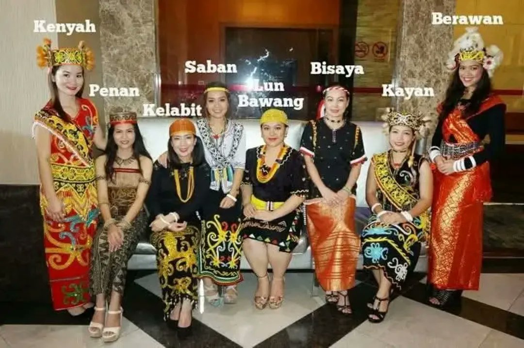 Ini merupakan foto beberapa Suku dari Rumpun Apokayan (Dayak Apokayan/ Orang Ulu ).

Apokayan sendiri merupakan salah satu Rumpun besar, yang mana didalam Rumpun ini terdapat beberapa Suku2 kecil yang tersebar di Sarawak, Kalimantan Utara, Kalimantan Timur &amp; Kalimantan Barat.