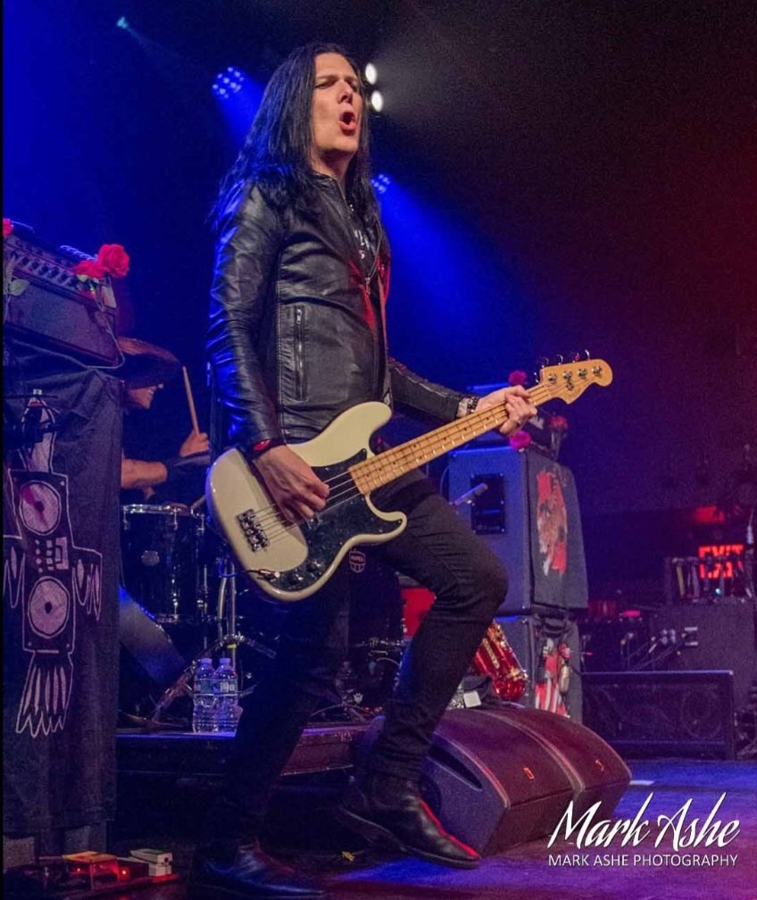 SoCal_MusicFan's tweet image. Excellent shot of Todd slayin' with his bass, onstage at #Racket in #NewYorkCity, with #MichaelMonroe and Band at the 1st show of their U.S tour 🔥🎸🔥#ToddKerns #Superstar #top #best 
📸MarkAshePhotography