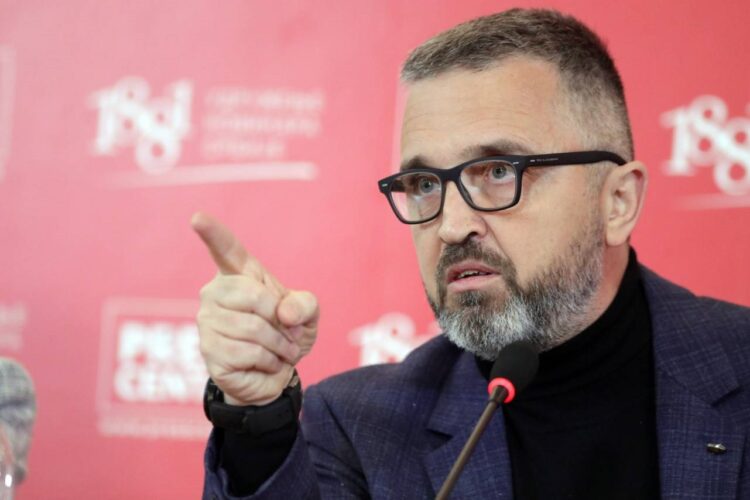 izaprofilne's tweet photo. Vučićević je bio urednik "Internacionala" koji je nedeljama pred ubistvo Đinđića proglašavao izdajnikom.

Mitrović je Olivera Ivanovića proglašavao izdajnikom pred ubistvo.

Oni danas satima dnevno targetiraju i proglašavju izdajnicima profesore, studente koji su u blokadi. https://t.co/gseilUXwtE