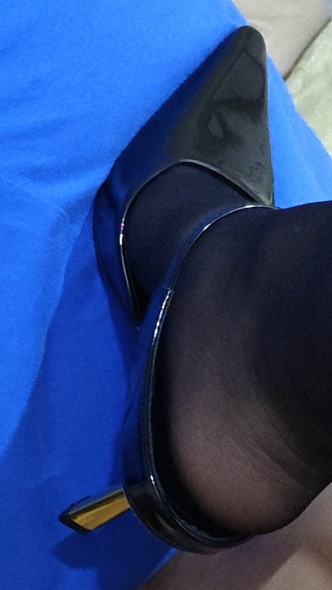 昨天晚上小猫被我操到缺氧，带着哭腔的的说姐姐我不要了，主人我受不了了，那臀瓣因为我的手掌而出现的臀浪真的很迷人，一次次的高潮后阴道的紧缩，包裹着我的手指，黏腻的爱液来不及被擦拭就顺着股沟流下来，不由自主摇着屁股迎合着我的手，啧啧，这是吃不下了吗？#lesbian #女同 #les #拉拉 #H #SM