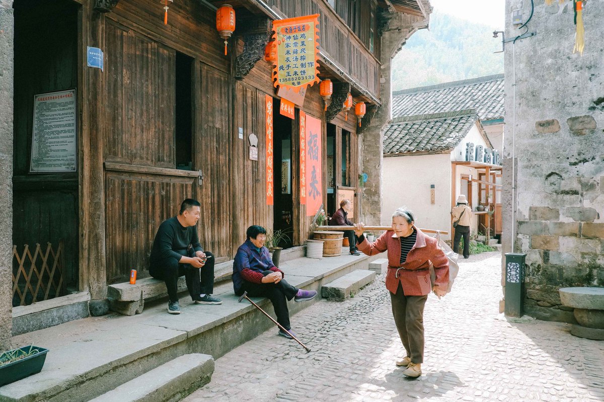 Okahida's tweet image. Random Visual : 54/365

Short trip to TongLu, a 4-hour drive village from Shanghai, we visited ShiShe Village and tracked the first hiking route of Maling Gudao

#randomvisual
#okanyekrek
#tonglu 
#fujixseries