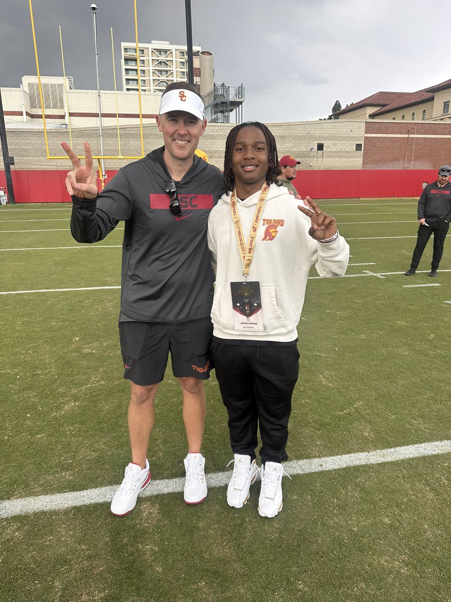 I had an amazing time on my visit to <a href="/uscfb/">USC Football ✌️</a>. Thank you coach <a href="/LincolnRiley/">Lincoln Riley</a>, <a href="/CoachSimmonsSC/">Dennis Simmons</a>, and <a href="/CoachChadSavage/">Chad Savage</a> for the hospitality.

#fighton #b13ssed #studentath13te