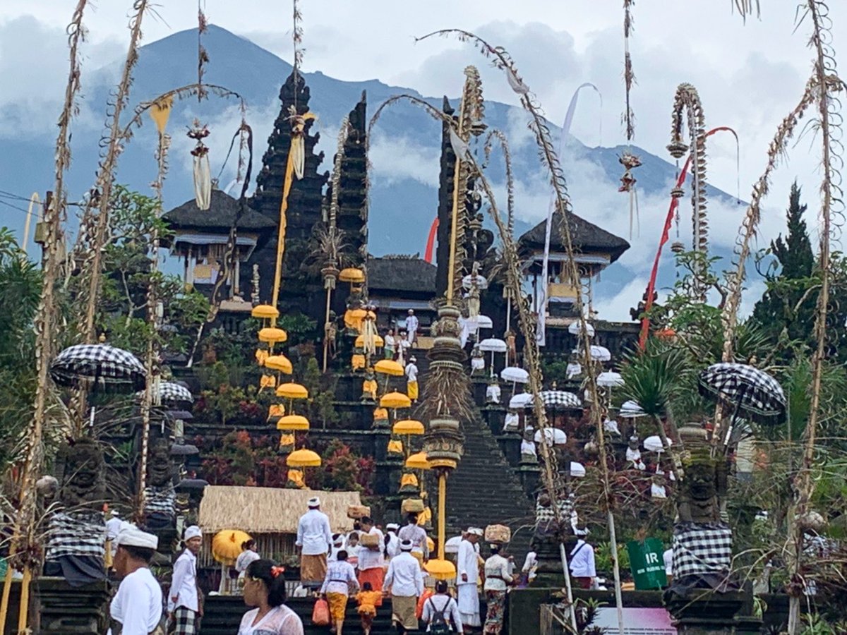 karisma_bali's tweet photo. ブサキとウルンダヌバトゥールでオダラン（お寺の創立祭）が行われます。
渋滞、通行止めが予想されますのでご注意ください。
ブサキ…4月12日〜5月13日
ウルンダヌバトゥール…4月12日〜27日
#ウルンダヌバトゥール #キンタマーニ #オダラン #バリ島 #bali #カリスマバリツアー #karismabalitour https://t.co/68tvzVWiST