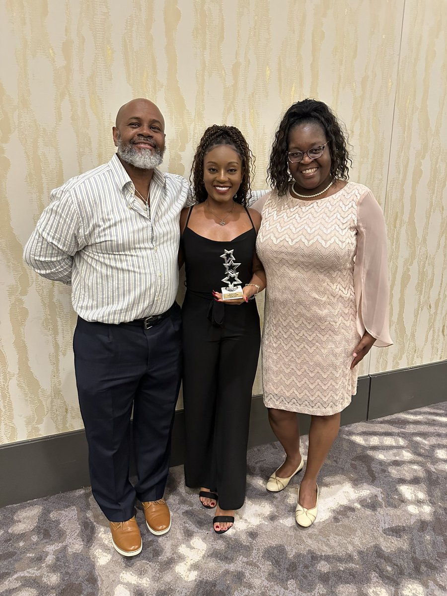 SalvadorPeralta's tweet photo. Celebrating our amazing ESL teacher of the year Ms. Lollis 🙌 @AldineISD @AldineMS_AISD #SHABE please continue to do amazing work with our scholars. Go Colts! #AMSFLEX https://t.co/aRBbH6sNc7
