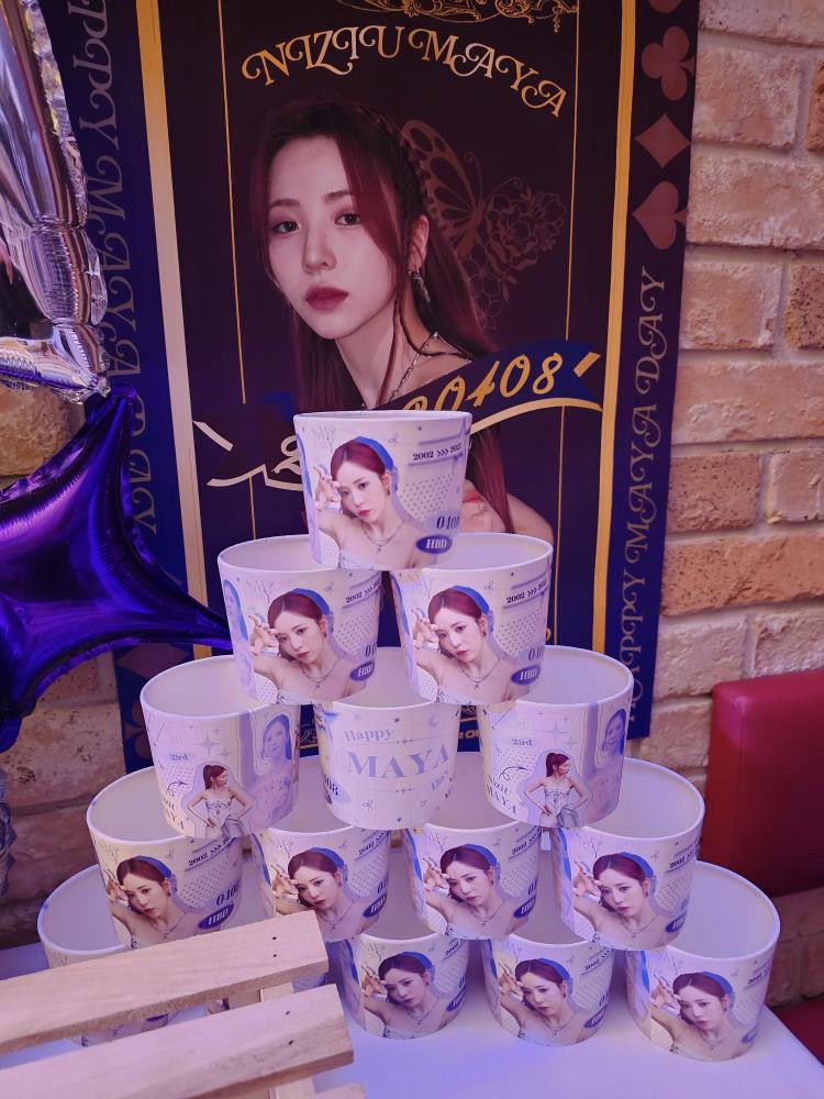 NiziU_MAYA_HBD's tweet photo. ☕️センイルカフェイベント☕️
BlackPeach様　(福岡)
本日より開催です💜
今年も可愛く装飾してもらっています✨

マヤちゃんの写真をプリントしたドリンクやデザートでお祝いしましょう🎶
行かれた方のお写真お待ちしています✨

開催日:4/5-4/9 

#HappyMAYAday 
#MAYA #マヤ #NiziU https://t.co/5f2E6lK4wp