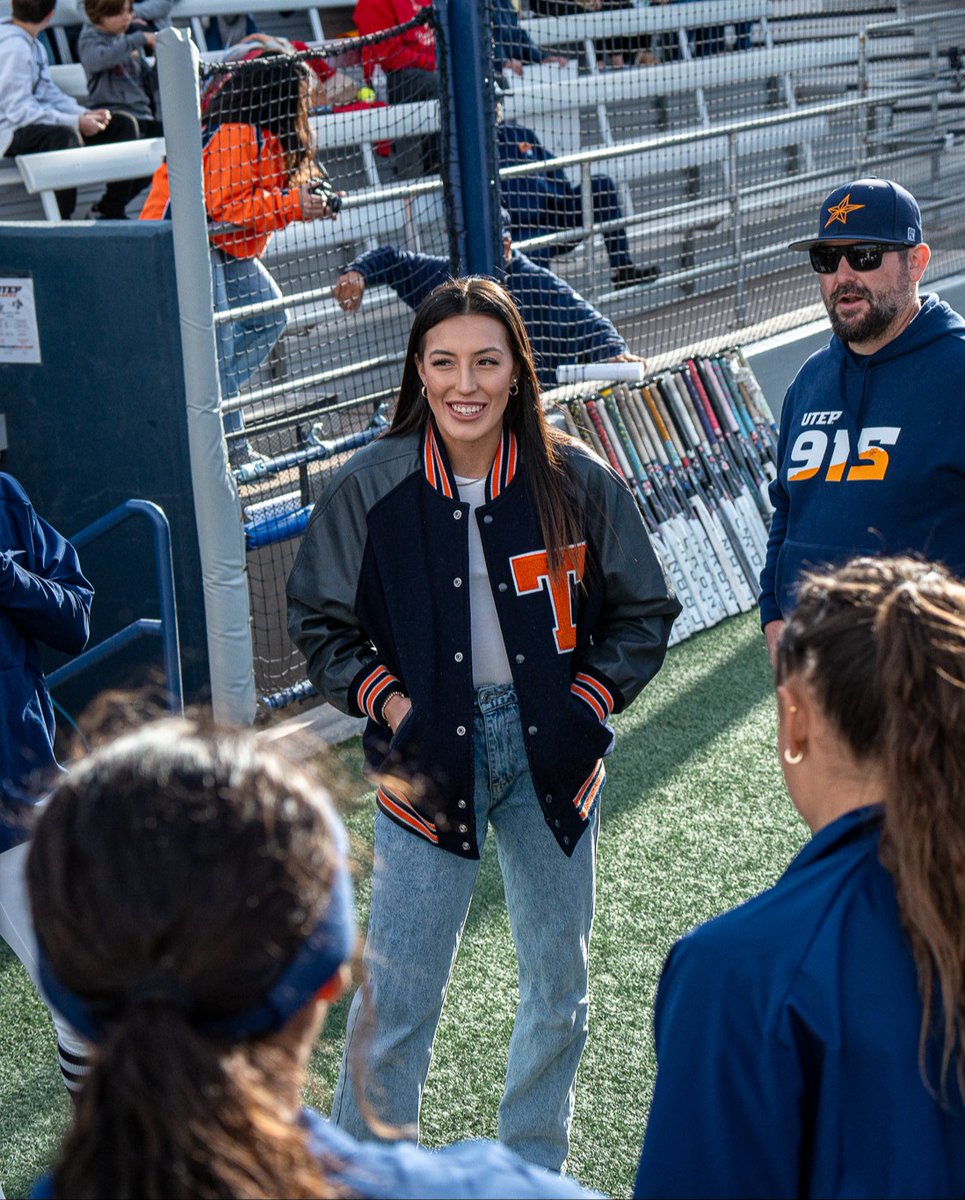 A special first pitch from former Miner Ariel Blair🥎⛏️

#PicksUp |