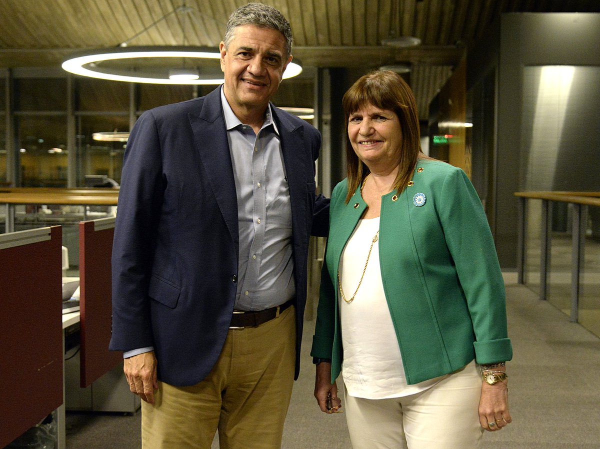 peladodelatv's tweet photo. ‼️QUIEN FRENÓ LOS PIQUETES EN LA CIUDAD DE BUENOS AIRES ?? 

1- PATRICIA BULLRICH 
2- JORGE MACRI https://t.co/rb5Yj8K66H