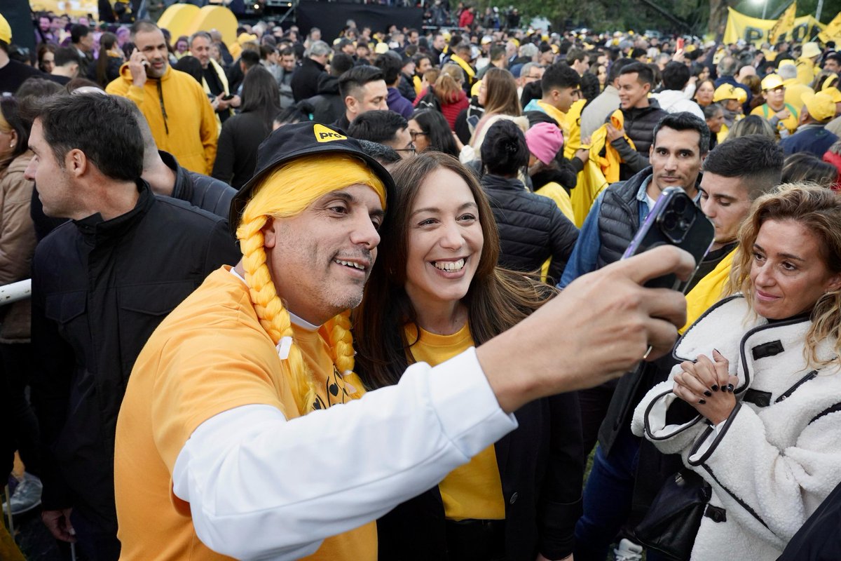 cesartorresok's tweet photo. UNA OLA AMARILLA QUE LLENA DE AMOR A LA CIUDAD

La militancia coloreó de amarillo el planetario en un encuentro con lo mejor del partido.
Desde Mauricio y Jorge, hasta los candidatos de la lista que van a salir a la cancha, representando los deseos de cada vecino.
No hay mejor equipo que este, la combinación de la militancia y de los que ponen la cara defendiendo sus sueños y proyectos. 
¡Tenemos amor por Buenos Aires y la vamos a defender de todos los que la quieran romper! 💛