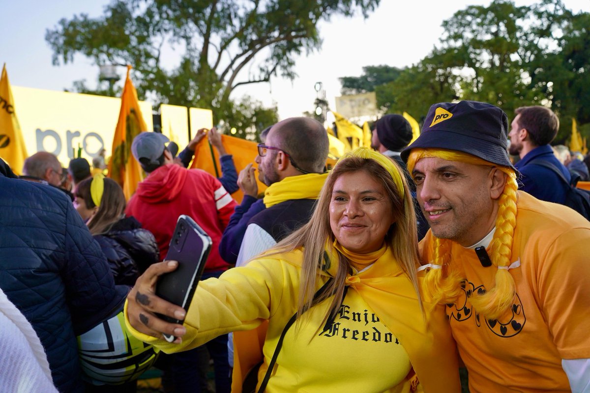 cesartorresok's tweet photo. UNA OLA AMARILLA QUE LLENA DE AMOR A LA CIUDAD

La militancia coloreó de amarillo el planetario en un encuentro con lo mejor del partido.
Desde Mauricio y Jorge, hasta los candidatos de la lista que van a salir a la cancha, representando los deseos de cada vecino.
No hay mejor equipo que este, la combinación de la militancia y de los que ponen la cara defendiendo sus sueños y proyectos. 
¡Tenemos amor por Buenos Aires y la vamos a defender de todos los que la quieran romper! 💛