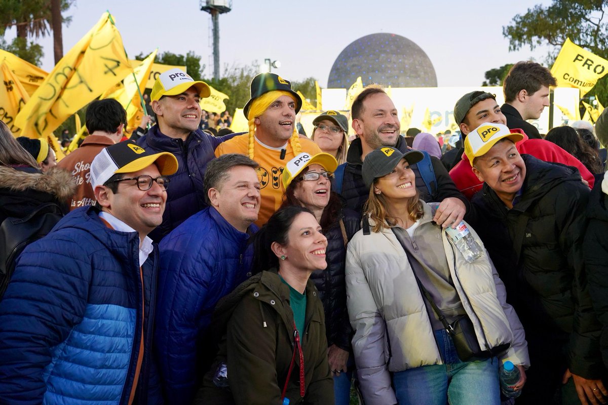 cesartorresok's tweet photo. UNA OLA AMARILLA QUE LLENA DE AMOR A LA CIUDAD

La militancia coloreó de amarillo el planetario en un encuentro con lo mejor del partido.
Desde Mauricio y Jorge, hasta los candidatos de la lista que van a salir a la cancha, representando los deseos de cada vecino.
No hay mejor equipo que este, la combinación de la militancia y de los que ponen la cara defendiendo sus sueños y proyectos. 
¡Tenemos amor por Buenos Aires y la vamos a defender de todos los que la quieran romper! 💛