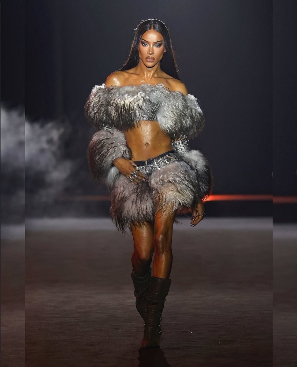 Tayce looks superb for DOMMINICO's fashion collection at 080 Barcelona Fashion in Barcelona, Spain.