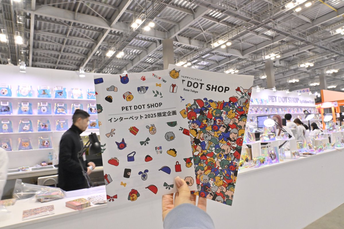 petdotshop's tweet photo. インターペット来る人絶対チェックして

オーロラグッズかわいすぎ問題起きてる
しかもこれ、自分のおうちの子で作れるって、、控えめに言って最強すぎだよね
限定価格らしいから、買うなら本当にインタペ中がおすすめだって！

あと、展示品のモデルの看板犬の子がすごい可愛かった https://t.co/w7lplEOgfE