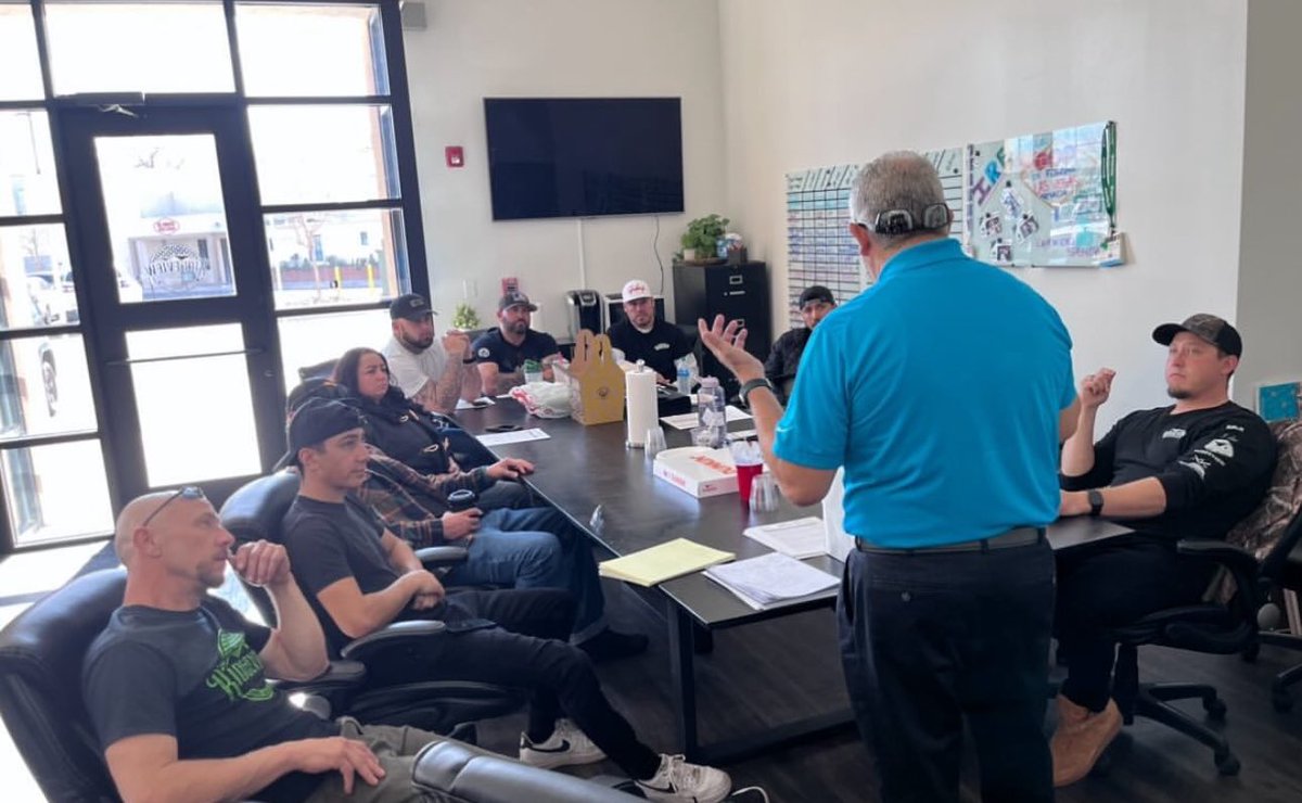 ridgeviewroofs's tweet photo. Teamwork starts with communication! 🏠🔨 Morning meeting in session—planning, strategizing, and making sure every roof gets done right. #RoofingCrew #TeamworkMakesTheDreamWork https://t.co/6lmlhkhsOB