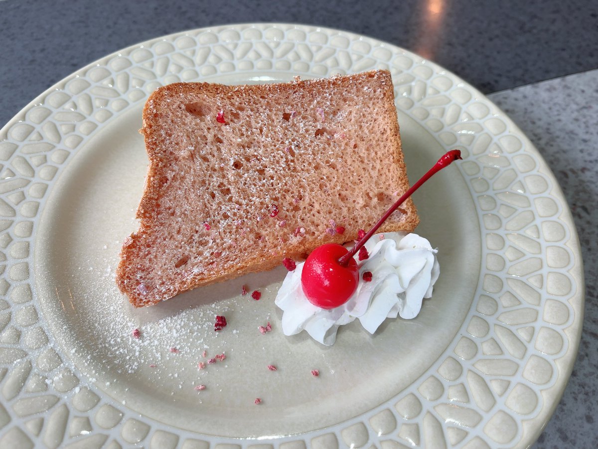 桜のシフォンケーキ🌸500円

期間限定でご用意しています！
ぜひ(*´꒳`*)🍒