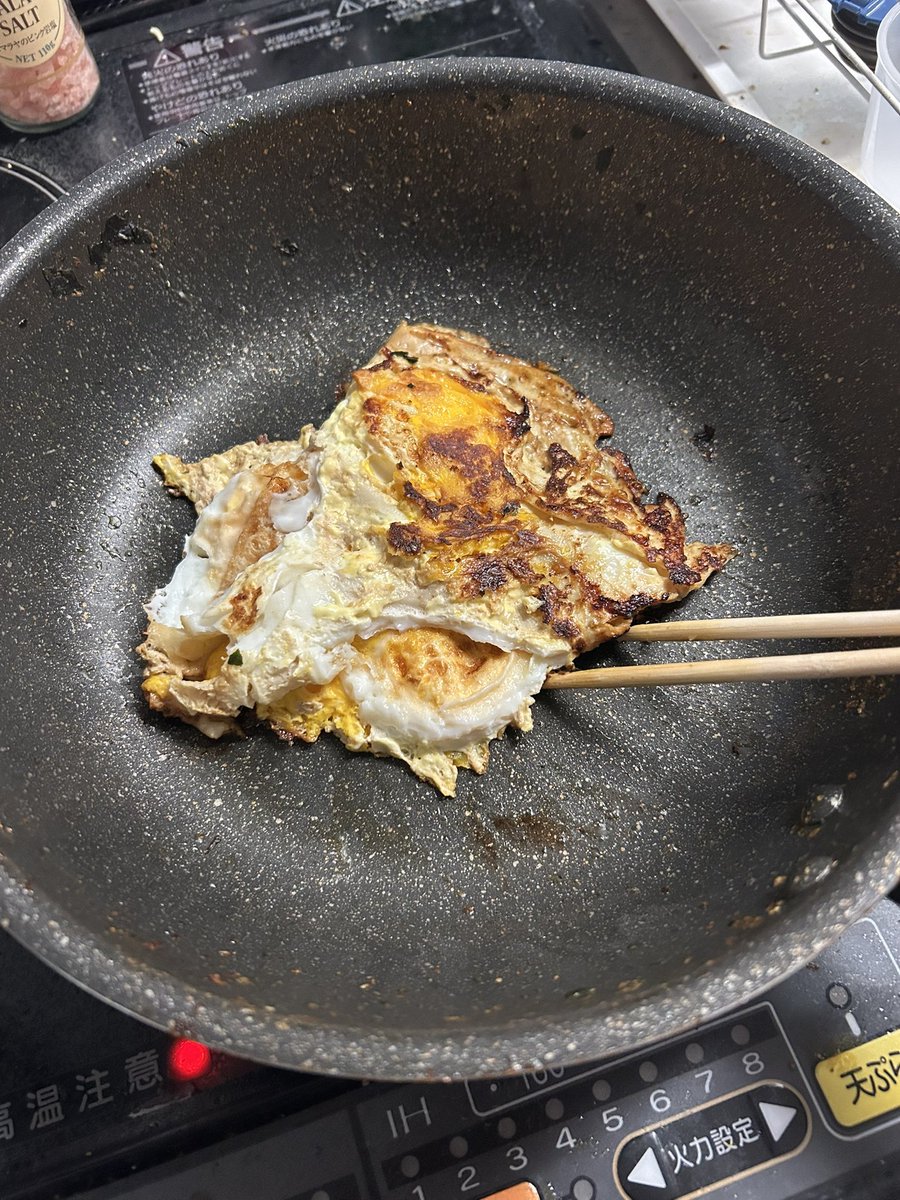 ANJ449's tweet photo. さぁ！食え食え！

あ？みりゃ分かんだろ、目玉焼きだよ

うめぇぞ！卵3個も入れちまったからな！

何？なんで卵焼くだけでこうなっただ？

うるせぇな、こっちが知りてぇよ https://t.co/rUCP3jPL37