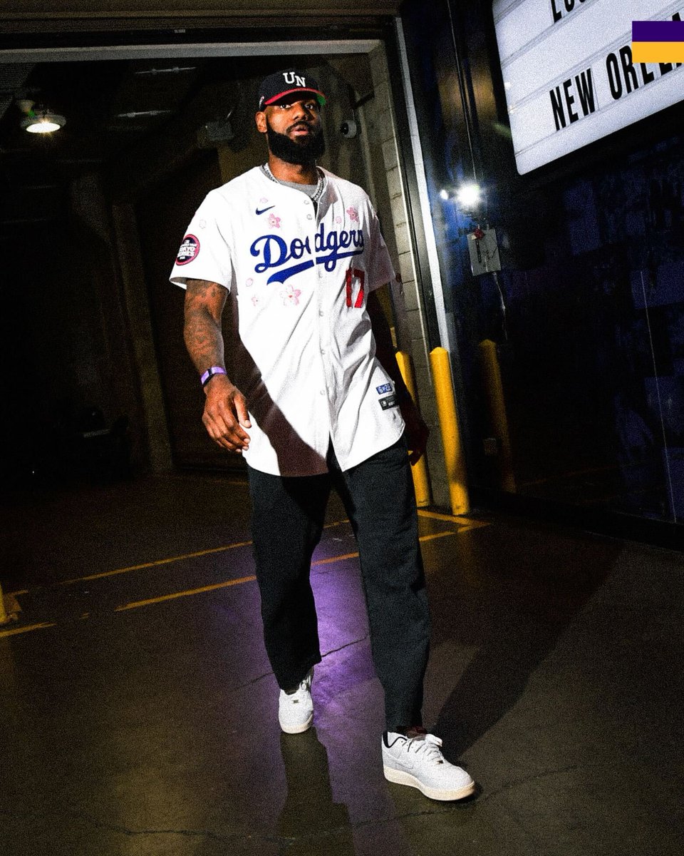 大谷翔平の桜デザインユニフォームでアリーナ入りするレブロン