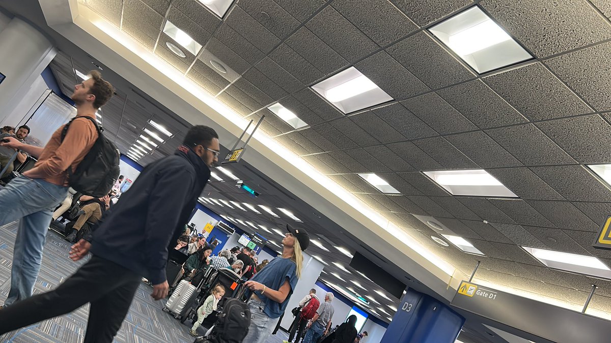 speckhard's tweet photo. @united I find it interesting that our plane got in over an hour ago and the very minute we are supposed to board, your gate agent announces engine problems - half the gate couldn’t hear him, and no ETA on resolution. So did they not have this info sooner? #travelwoes https://t.co/O7oC00KIyQ