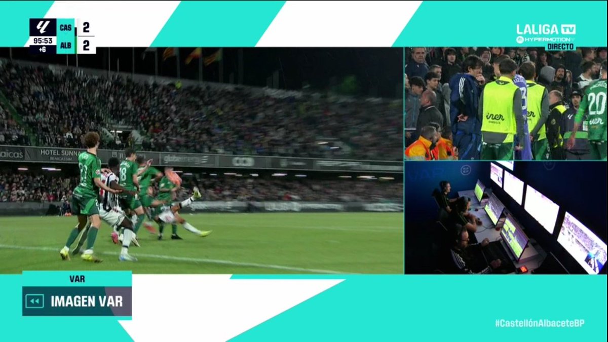 ArchivoVAR's tweet photo. 🖥️💥 El mundo al revés para González Díaz en el Castellón - Albacete.

👉🏻 Alcedo abre el brazo y desvía el balón con el codo.

❌ ES PENALTI.

▪️ Pese a que el VAR pidió al colegiado que revisara la acción, el asturiano decidió llevarle la contraria. https://t.co/Nx339kmBSL
