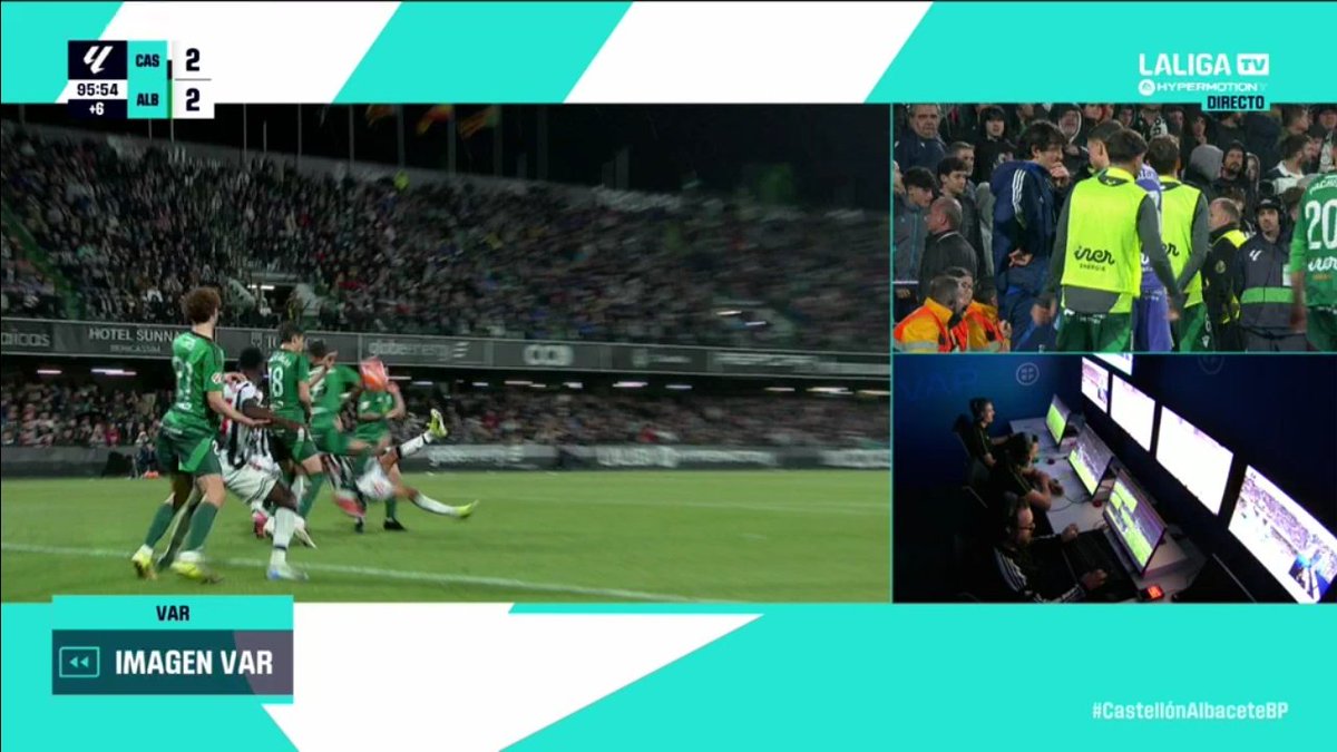 🖥️💥 El mundo al revés para González Díaz en el Castellón - Albacete.

👉🏻 Alcedo abre el brazo y desvía el balón con el codo.

❌ ES PENALTI.

▪️ Pese a que el VAR pidió al colegiado que revisara la acción, el asturiano decidió llevarle la contraria.