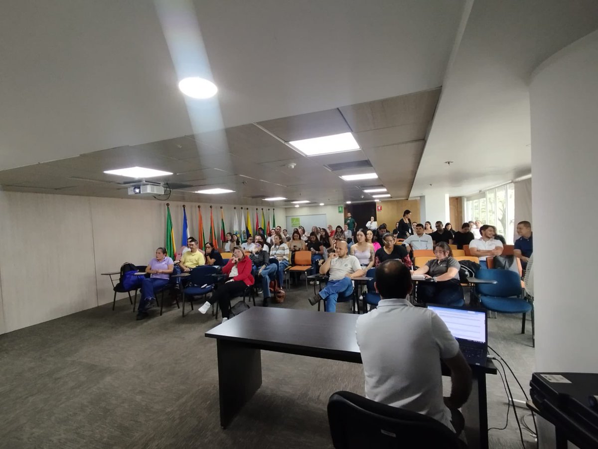 IDEAMColombia's tweet photo. #IdeamInforma | Hoy nos encontramos desde el @Areametropol, capacitando a los usuarios de los registros #RUA, #RESPEL y #PCB para el mejoramiento de la calidad de los datos ambientales del país. https://t.co/JvsxVSkyoY