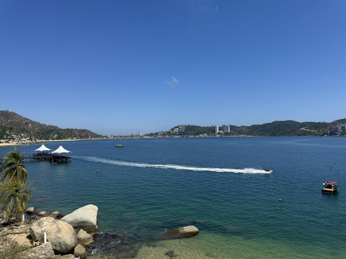 Rich_MEstrada's tweet photo. Aquí grabando la 2a parte de cuando calienta el sol, en mi amado y añorado Acapulco.  😎 https://t.co/yUu8xKkf7w