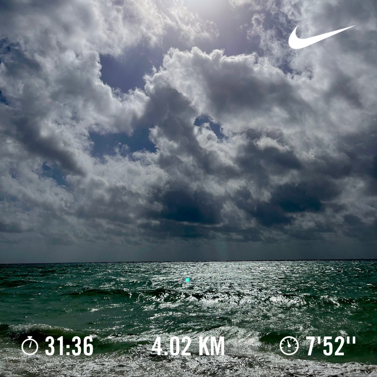 fboneta's tweet photo. Cerrando con broche de oro la semana, jueves y viernes paseo por la 5a. Y la playita, con la acostumbrada dosis; el mar picado, “lucha marina” #oldschool #endorphinejunkie #horafeliz #PAQUETE https://t.co/j2odQEvqlM
