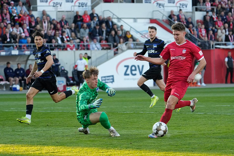FSVZwickau's tweet photo. Der FSV bleibt zu Hause eine Macht. Gegen die @HerthaBubis gewann der FSV vor stimmungsvoller Kulisse mit 2:0 (1:0). Die Tore erzielten #Dobruna und #Eixler.
📄 Unser Spielbericht 👉 https://t.co/lrt4tuHCAj

#FSVBSC #FSVZWICKAU https://t.co/Du1NEWyjOl