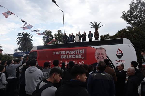 Abdullahsabunc3's tweet photo. @yeldamzn 😂 Devşet Bahçelinin Genel merkeze işinin başına giderken karşılayan Kalabalık bu 

Senin destekçin Ümit Özdağ'ın ise  seçim mitingi  😂🥲😂 yazıkkkk https://t.co/PN55qXvjJh