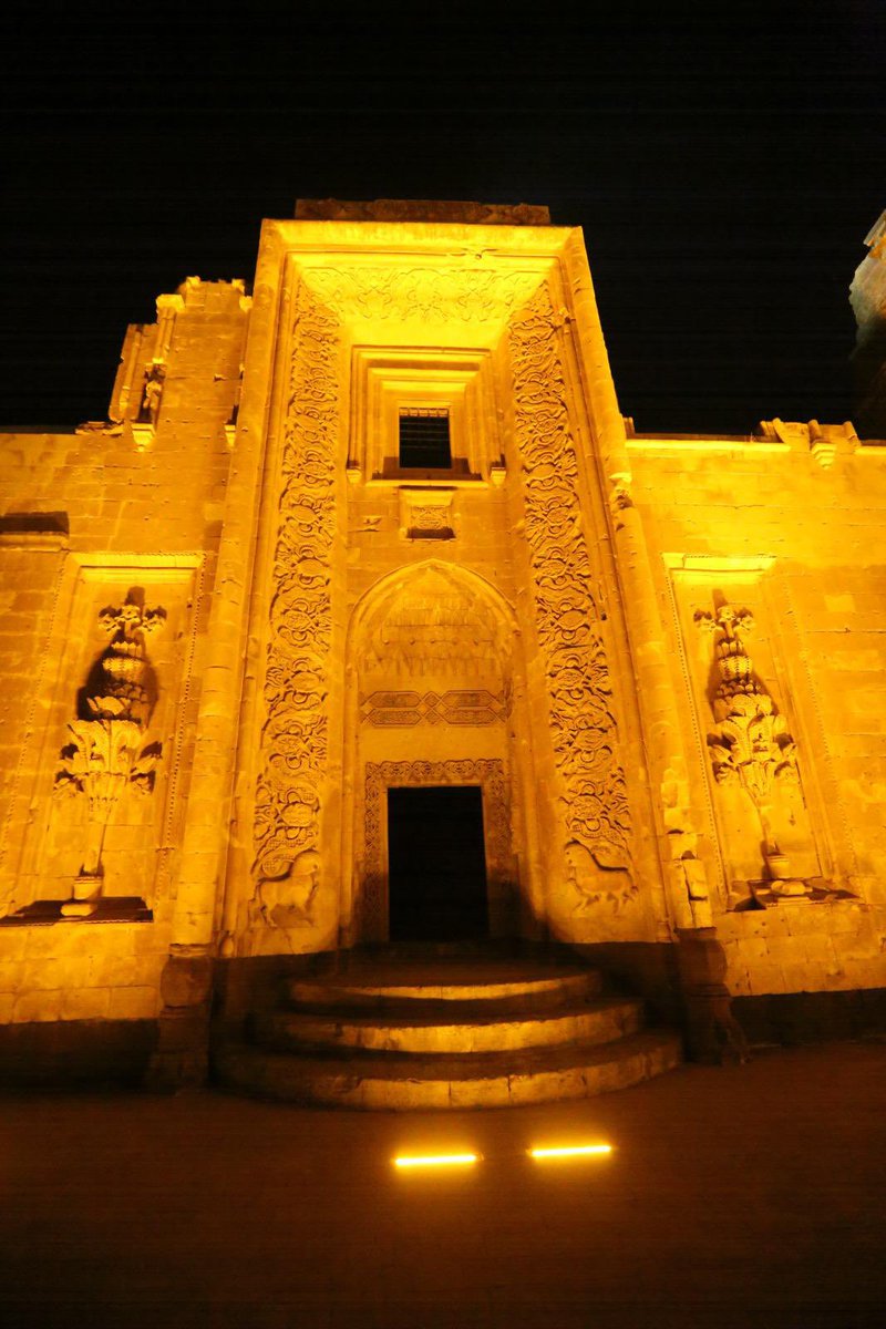 İshak Paşa Sarayı’nı ziyaret etmeniz için çok neden var. Gizemi ve güzelliği sizi bekliyor.