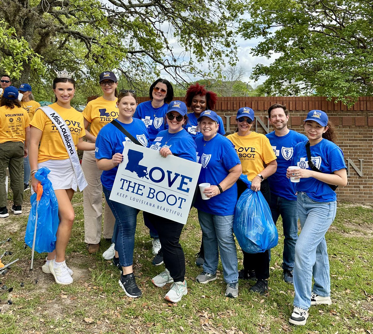 MichaelWTipton's tweet photo. Our #TeamBlue volunteers were on hand for this morning‘s kickoff announcement and cleanup event and we were glad to have a number of special guests join us today. A few photos below, and we encourage everyone to find an opportunity to engage in the week to come! https://t.co/6g4U3aGR3Z