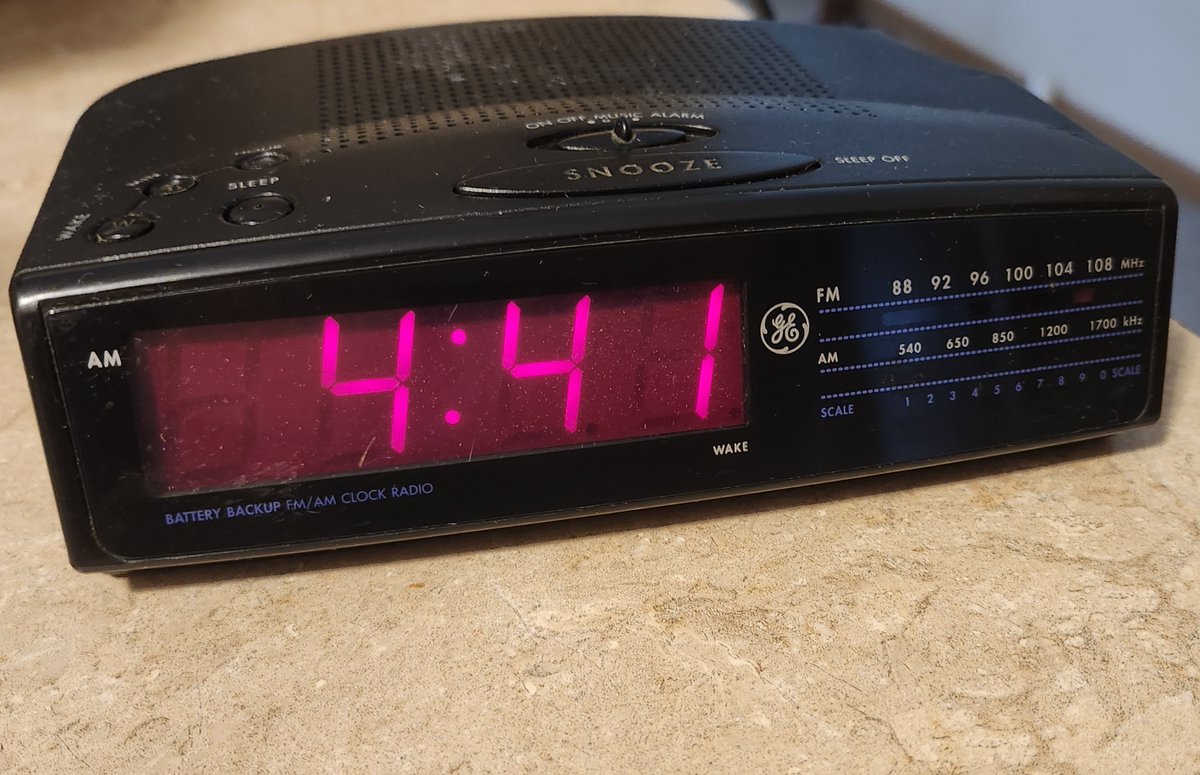 missalice569's tweet image. Still works!! My mom bought it when I was 10 for school. I pull it from the closet to check every few years. Has a place for backup battery, too😃
#alarmclock #morning #GeneralElectric