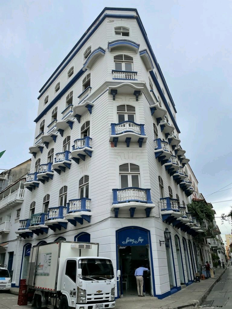 A partir de una foto , se realizo en photoshop su modificacion de fachada al estilo acuarela a pedido del cliente