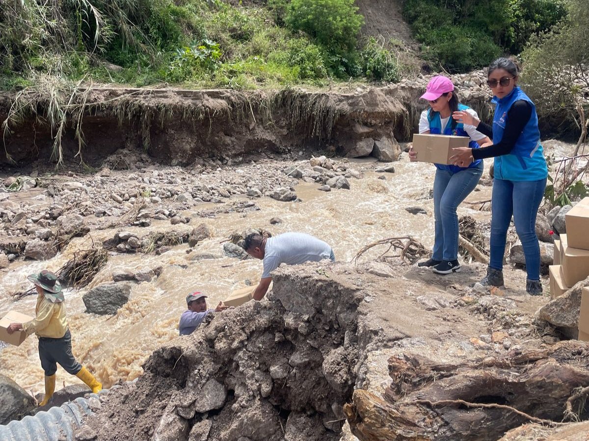 AzuayPrefectura's tweet photo. #AzuaySolidario 🫶
Llegamos con kits de víveres para las familias damnificadas de San Vicente de Totoras en #SantaIsabel. 👐
Recorremos los puntos críticos para atender las emergencias ocasionadas por el temporal. 🌧️
#JotaLloretPrefecto
#AzuayPrefectura
#EmergenciasViales https://t.co/2yOkPjJZmD